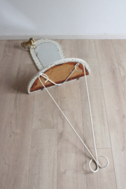 Romantisch wandtafeltje met spiegel. Vintage  kaptafeltje/ spiegeltje met planchet.