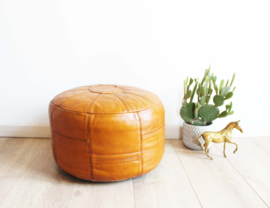 Cognackleurige vintage lapjes poef. Retro patchwork Ottoman/ kussen van leer.