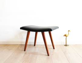 Vintage voetenbankje met zwart skai leer. Houten retro kruk/luiwammes