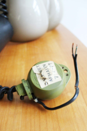 Toffe vintage lamp met kunststof kap. Retro design hanglamp