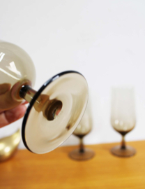 Set van 5 vintage wijnglazen. Vijf amberkleurige glazen