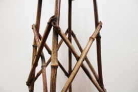 Boho vintage plantentafel. Hoog bamboe tafeltje.