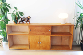 Houten vintage sideboard.  Retro dressoir / kast