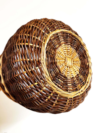 Tweekleurige rieten vintage mand met hengsel. Boho rotan mandje / picknickmand.