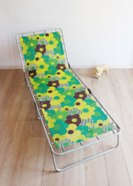 Groene vintage stretcher met bloemen. Retro ligbed / opklap bed