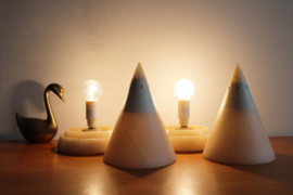 Set albasten vintage lampen in marmer look. Retro design lampjes, kegel vorm