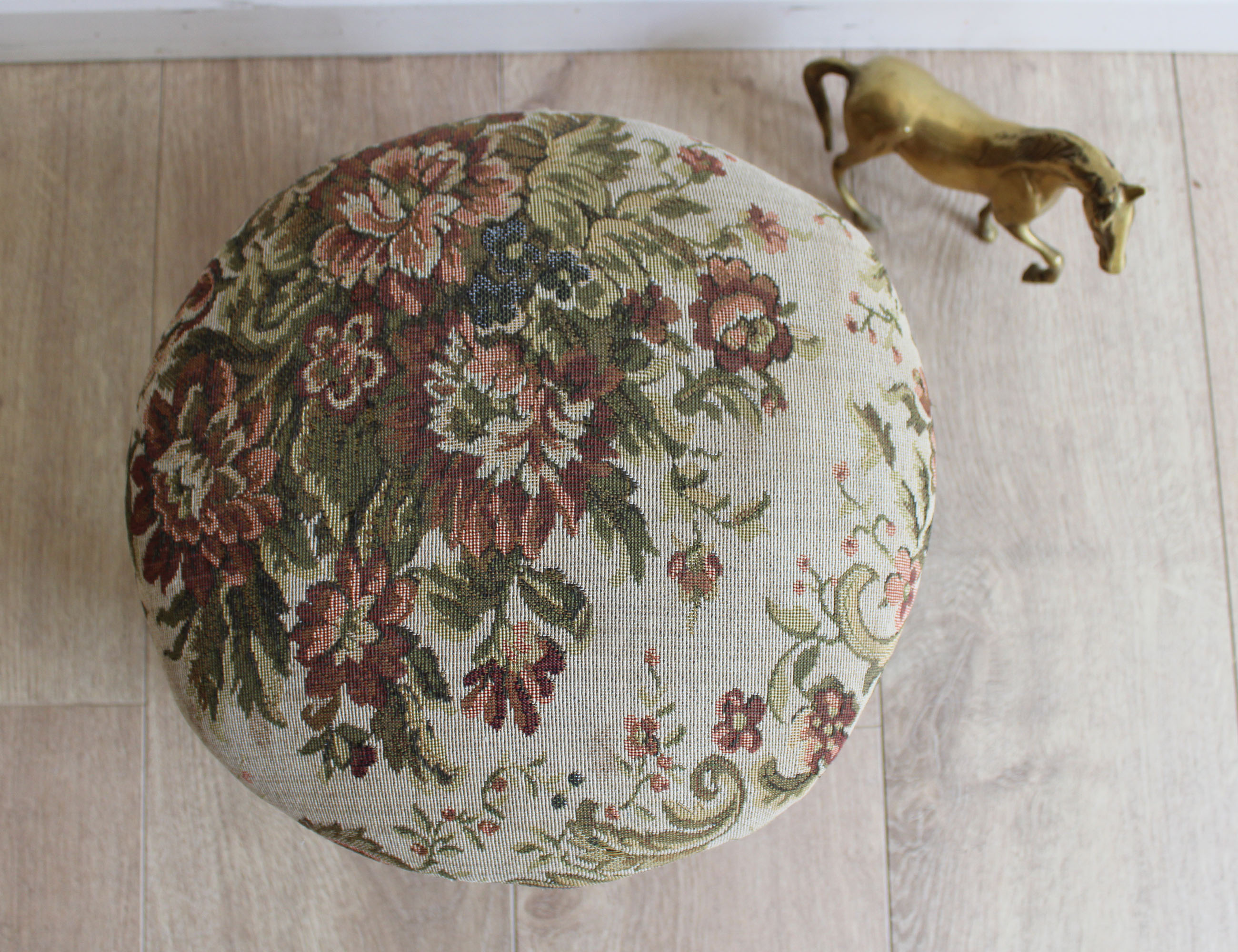 Antiek voetenbankje met gebloemde gobelin stof. Klein vintage bankje