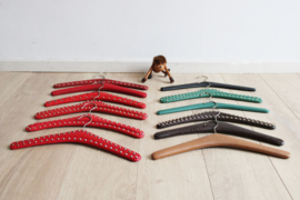 12 vintage kledinghangers van skai leer. Set retro kleerhangers o.a. met studs