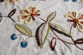 Handgemaakt vintage tafelkleed. Rond retro kleed met geborduude bloemen