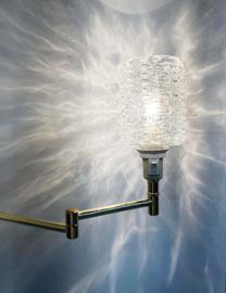 Goudkleurig vintage wandlampje met glazen kap. Hollywood Regency stijl lamp