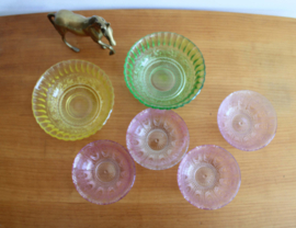 Set gekleurde vintage schaaltjes. Zes retro schaaltjes, roze - geel - groen