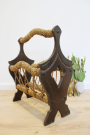 Houten vintage krantenbak met touw. Boho style lectuurbak / magazine holder