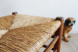 Houten vintage krukje met biezen zitting. Retro / boho bankje