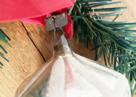 Glazen vintage kerstbal - lampion met rood lint.  Antiek zilveren kerstornament