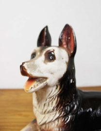 Groot gipsen honden beeld. Vintage herdershond beeldje / sculptuur