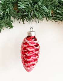 Rood glazen vintage kerstbal - dennenappel. Retro kerstornament