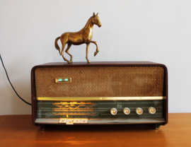 Vintage Philips radio met houten ombouw. Retro design radiootje