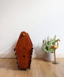 Houten vintage krantenbak. Retro lectuurbak / magazine holder