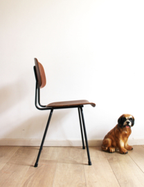 Industriële retro schoolstoel. Hout/metalen vintage stoel.