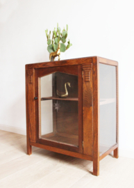 Antiek theekastje met glazen zijkanten. Houten vintage kastje
