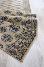 Bruine vintage loper met Oosters decor. Lang wollen Boho tapijt / kleed
