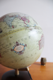 Vintage wereldbol met verlichting. Columbus Renaissance globe