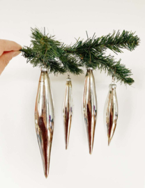 Set van 4 zilveren vintage pegels. Glazen antieke kerstversiering