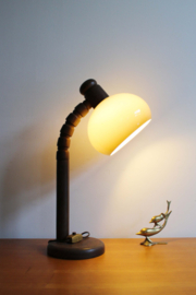 Houten vintage tafellamp met bruine kap. Retro design lamp - Steinhauer?