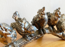Verzilverde vogeltjes op een tak. Vintage beeldje met 5 vogels