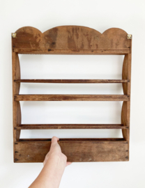 Houten vintage bordenrekje. Brocante rek voor aan de muur.