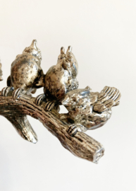 Verzilverde vogeltjes op een tak. Vintage beeldje met 5 vogels