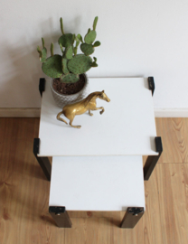 Zwart - witte vintage mimiset. Twee retro tafeltjes / nesting tables
