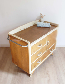 Vintage commode uit de jaren 60. Houten retro kast met uitschuif plankje