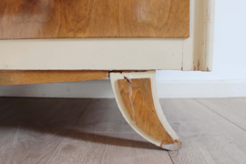 Vintage commode uit de jaren 60. Houten retro kast met uitschuif plankje
