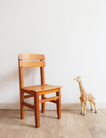 Piepklein vintage kinderstoeltje Bruin houten retro stoeltje