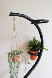 Vintage rotan plantenstandaard. Retro bamboe 'slang' voor plantjes.