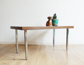 Vintage salontafel op metalen poten. Retro design tafeltje.