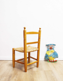 Vintage kinderstoeltje met biezen zitting. Houten boho stoeltje