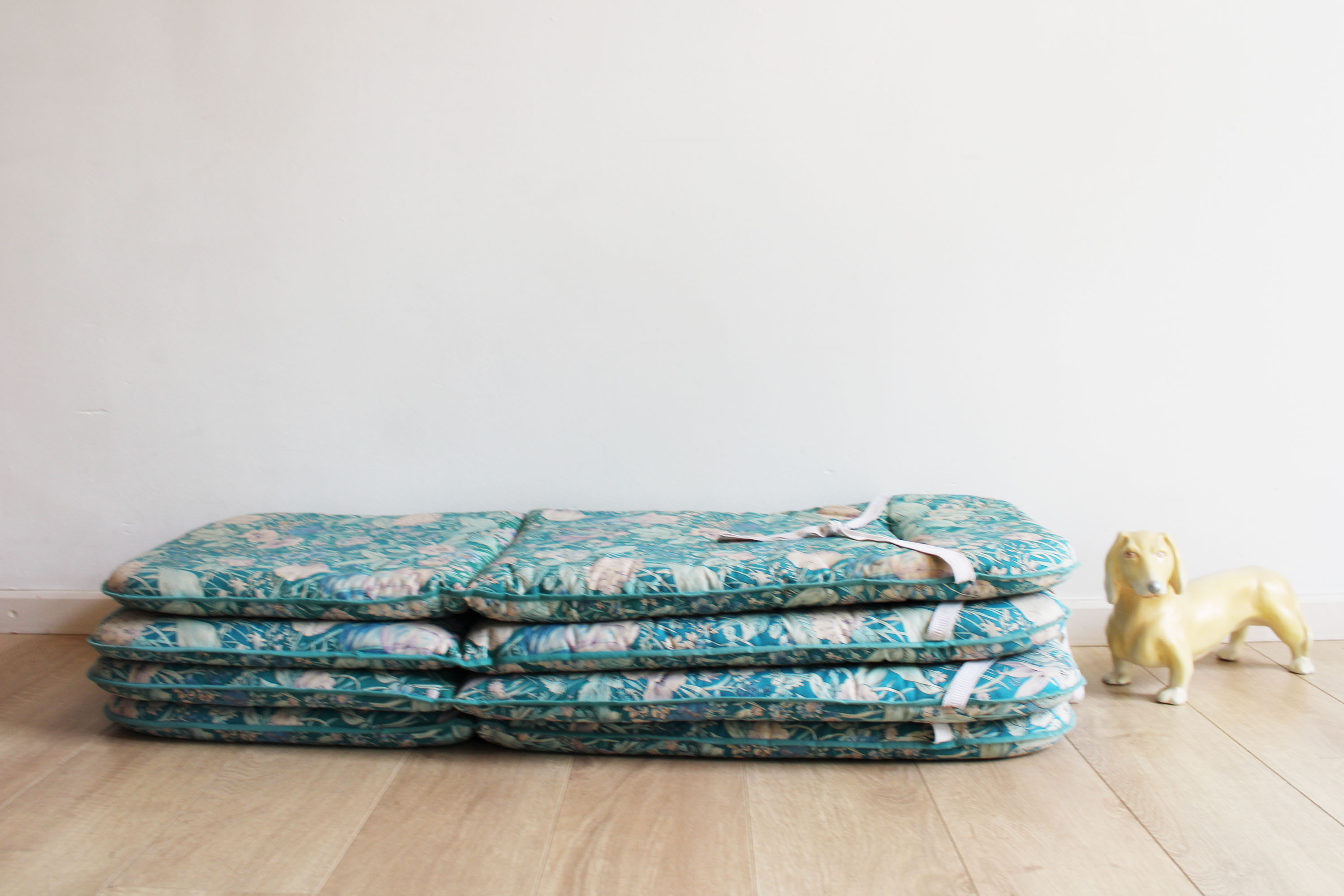 Set van 4 vintage tuinstoelkussens. Vier retro kussens met bloemen en vogels