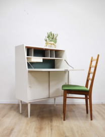 Witte vintage kast met opklapbaar blad. Houten retro secretaire/dressoir