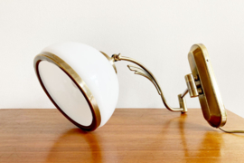 Vintage wandlamp met zwenk-arm.  Bronskleurig lampje met glazen kap.