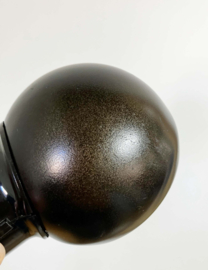 Zwart vintage stekkerlampje. Retro design lamp / stopcontact spotje