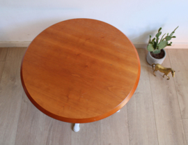 Ronde vintage bijzettafel met massief houten blad. Retro salontafeltje