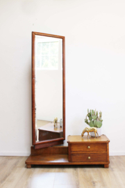 Antieke draaibare passpiegel met ladekastje.  Houten vintage kastje met spiegel