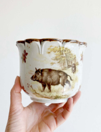 Aardewerk vintage pot met haas en everzwijn. Retro bloempotje