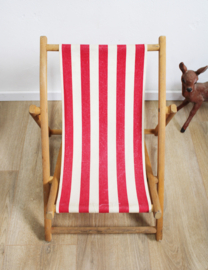 Gestreepte retro strandstoel voor kids. Houten klapstoel / ligstoel