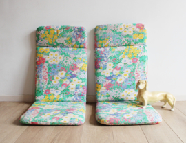 Set vrolijke vintage tuinstoelkussens. Twee grote gebloemde retro kussens.
