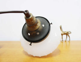 Antiek opaline hanglampje. Art Deco vintage lamp van wit glas