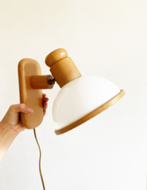Houten vintage wandlamp met witte kap. Retro design lamp - Steinhauer