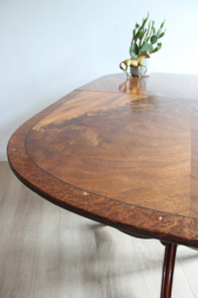 Vintage tafel met op messing klauwpoten met wieltjes eronder. Houten eettafel